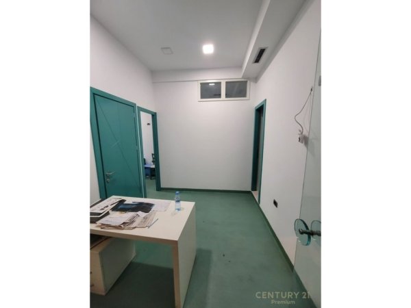 Tirane, shes ambjent biznesi Kati 0, 44 m² 200.000 € (Rruga Petro Nini Luarasi)