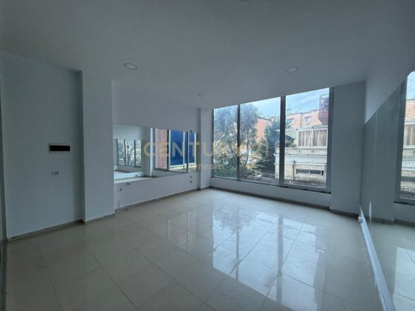 Tirane, shes ambjent biznesi Kati 2, 27 m² 70000 € (Xhamllik)
