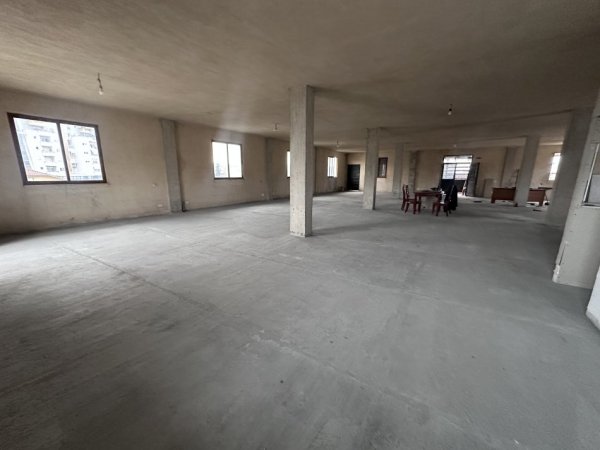 Tirane, jepet me qera ambjent biznesi 900 €