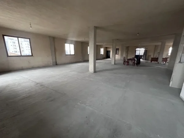 Tirane, jepet me qera ambjent biznesi 900 €