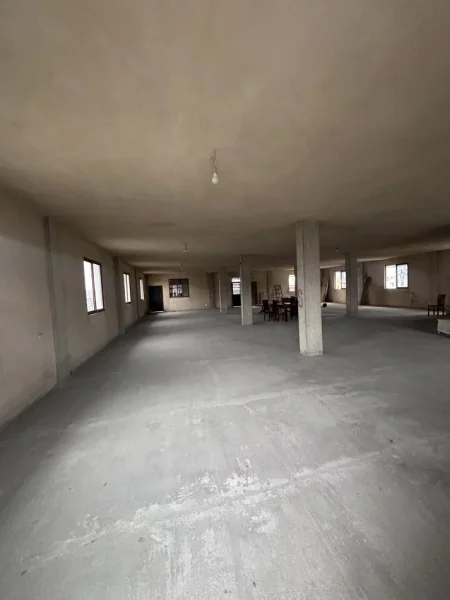 Tirane, jepet me qera ambjent biznesi 900 €