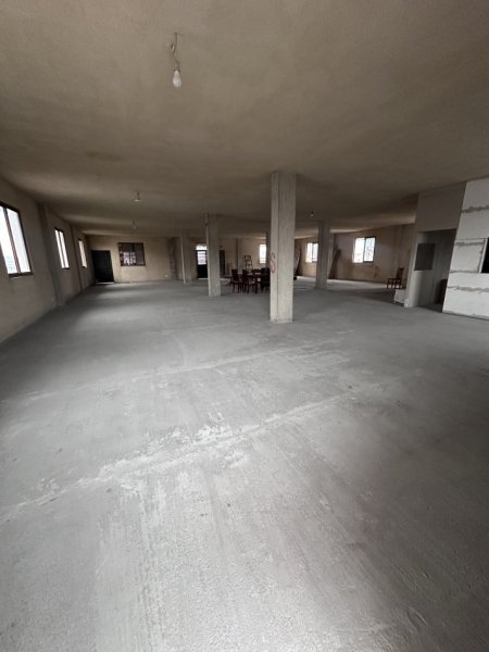 Tirane, jepet me qera ambjent biznesi 900 €