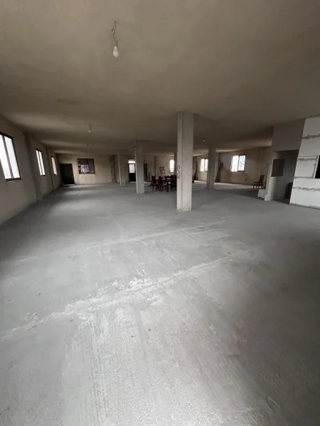 Tirane, jepet me qera ambjent biznesi 900 €