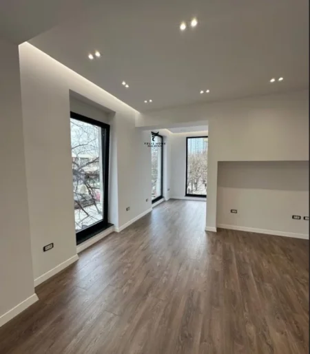 Tirane, jepet me qera zyre Kati 1, 76 m² 2.000 € (QENDER)