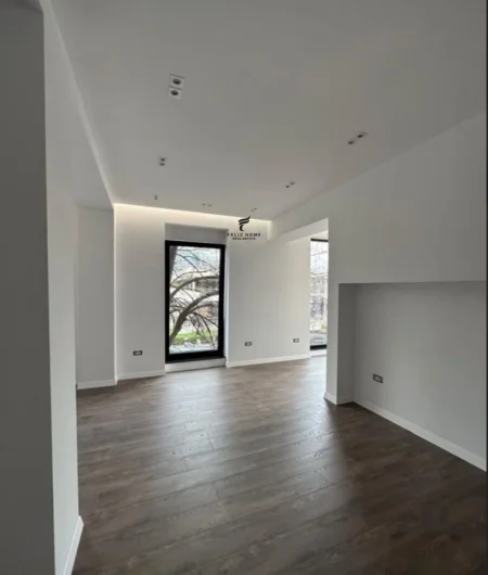 Tirane, jepet me qera zyre Kati 1, 76 m² 2.000 € (QENDER)