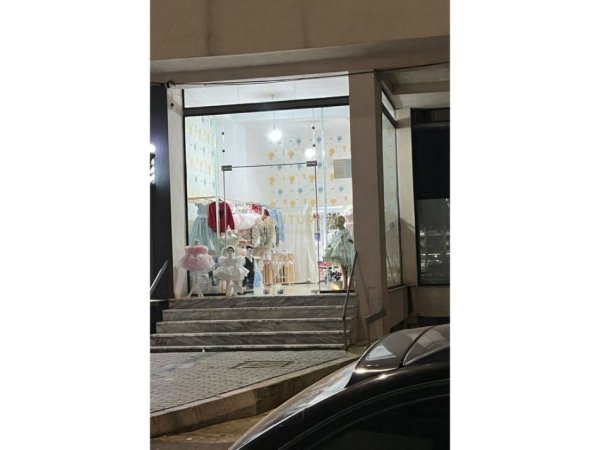 Tirane, shitet dyqan Kati 0, 41 m² 90.000 € (Yzberisht)