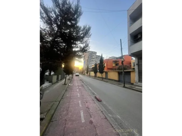 Tirane, shes dyqan Kati 1, 38 m² 133.350 € (Gjimnazi Partizani)
