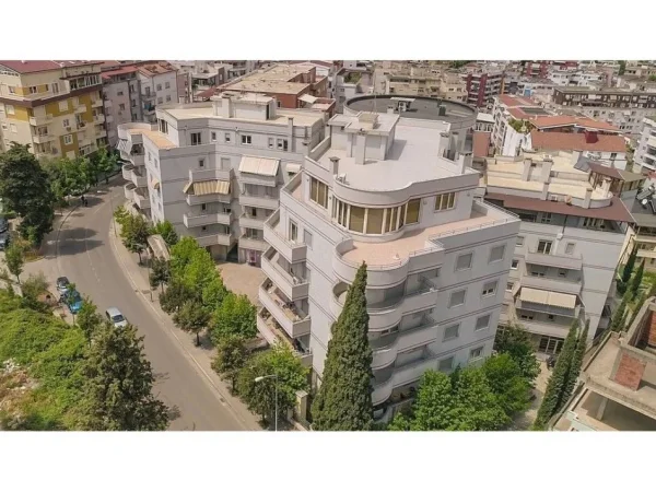 Tirane, shitet magazine Kati 0, 156 m² 234.000 € (Fresk)