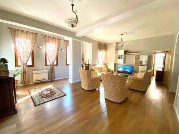 Tirane, shitet apartament 3+1+Ballkon Kati 3, 122 m² 205.000 € (Rruga Kristo Floqi ,Gjimnazi Besnik Sykja)