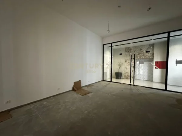 Tirane, shitet dyqan Kati 0, 68 m² 325.000 € (Rruga e Kavajes)