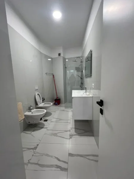 Tirane, jap me qera apartament 2+1 Kati 6, 110 m² 750 € (Fusha e Avicjonit. Rruga e Dafinave)