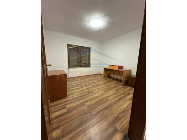 Tirane, jepet me qera zyre Kati 2, 106 m² 1.200 € (SHESHI WILLSON)