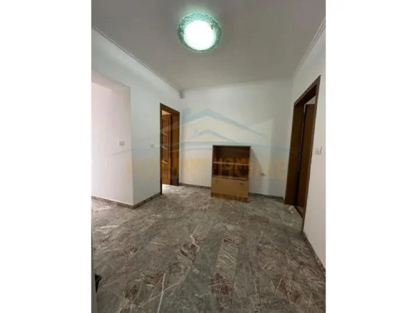 Tirane, jepet me qera zyre Kati 2, 106 m² 1.200 € (SHESHI WILLSON)