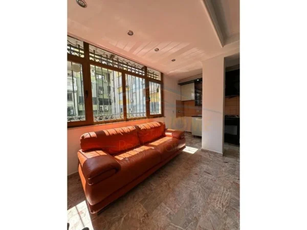 Tirane, jepet me qera zyre Kati 2, 106 m² 1.200 € (SHESHI WILLSON)