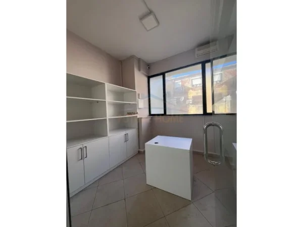Tirane, jepet me qera ambjent biznesi Kati 1, 103 m² 1.100 € (21 Dhjetori)