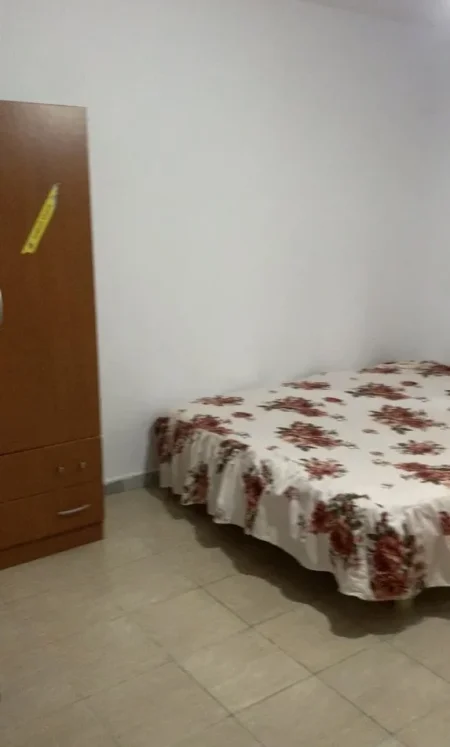 jepet me qera , (Jepet me Qera 1+1 e mobiluar prane Tregut Elektrik 25000 Leke)