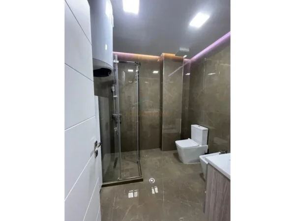 Tirane, jepet me qera apartament 3+1+2+POST PARKIMI Kati 6, 150 m² 1.400 € (RRUGA BILL KLINTON)
