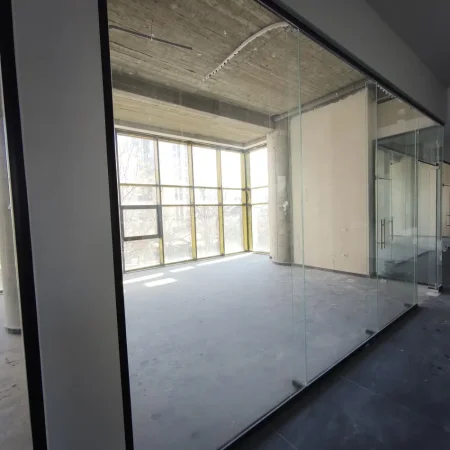 Elbasan, jepet me qera ambjent biznesi Kati 2, 36 m² 1.000 € (Rruga Thoma Kalefi)