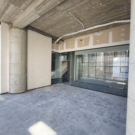 Elbasan, jepet me qera ambjent biznesi Kati 2, 36 m² 1.000 € (Rruga Thoma Kalefi)
