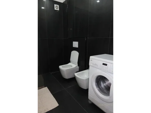 Tirane, jepet me qera apartament 2+1+Ballkon Kati 4, 82 m² 830 € (ish ekspozita)