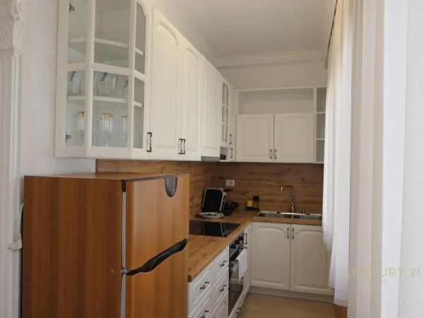 Tirane, jepet me qera apartament 2+1+Ballkon Kati 4, 82 m² 830 € (ish ekspozita)