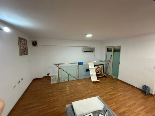 Tirane, jepet me qera dyqan Kati 0, 25 m² 550 € (selvia)