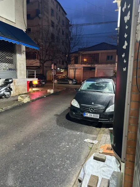 Tirane, jepet me qera dyqan Kati 0, 25 m² 550 € (selvia)