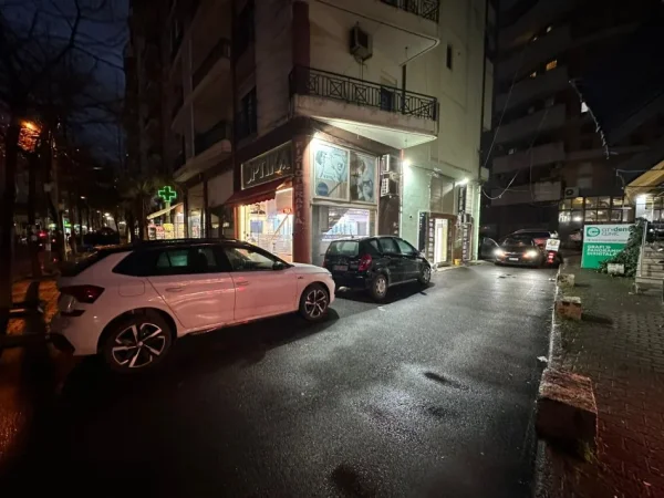 Tirane, jepet me qera dyqan Kati 0, 25 m² 550 € (selvia)