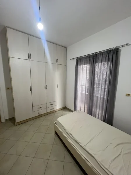 Tirane, jepet me qera apartament 2+1+3 Ballkone Kati 2, 85 m² 550 € (Hasan vogli)