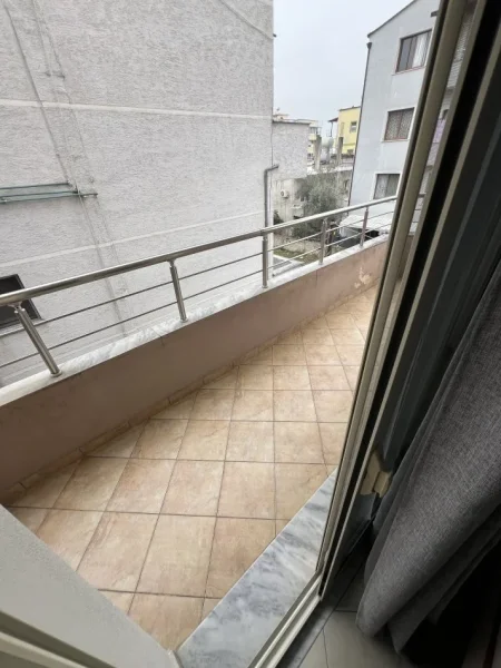 Tirane, jepet me qera apartament 2+1+3 Ballkone Kati 2, 85 m² 550 € (Hasan vogli)