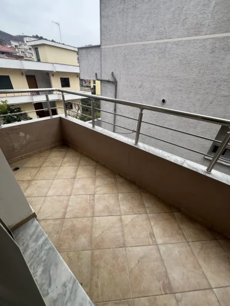 Tirane, jepet me qera apartament 2+1+3 Ballkone Kati 2, 85 m² 550 € (Hasan vogli)