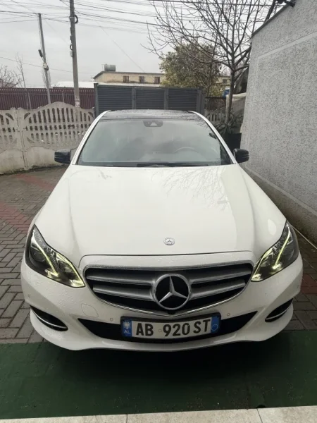 Tirane, shitet makine Mercedes Benz Nafte, e bardhë automatik Klima 226.000 km 12.500 €