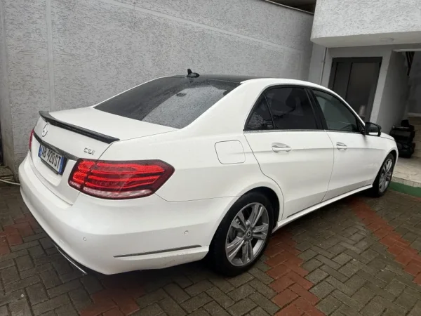 Tirane, shitet makine Mercedes Benz Nafte, e bardhë automatik Klima 226.000 km 12.500 €