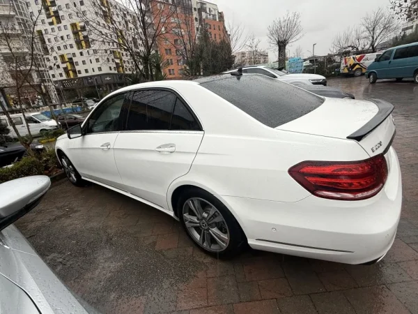 Tirane, shitet makine Mercedes Benz Nafte, e bardhë automatik Klima 226.000 km 12.500 €