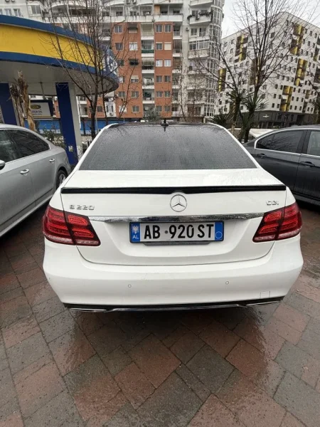 Tirane, shitet makine Mercedes Benz Nafte, e bardhë automatik Klima 226.000 km 12.500 €