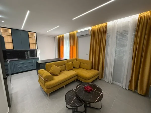 Vlore, jepet me qera apartament 1+1+Ballkon Kati 4, (Tek Rrapi ne Lungomare)