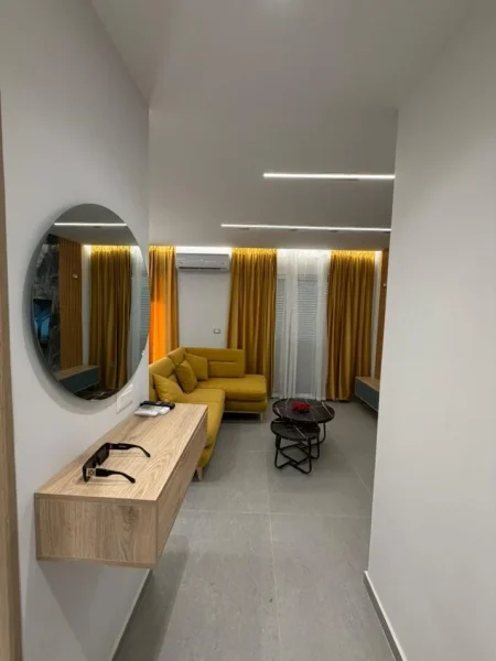 Vlore, jepet me qera apartament 1+1+Ballkon Kati 4, (Tek Rrapi ne Lungomare)