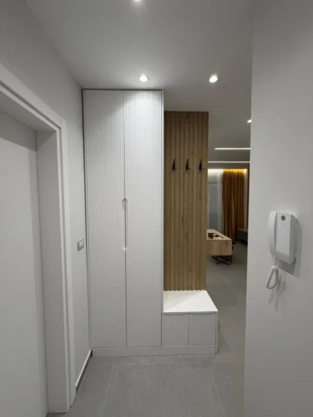 Vlore, jepet me qera apartament 1+1+Ballkon Kati 4, (Tek Rrapi ne Lungomare)