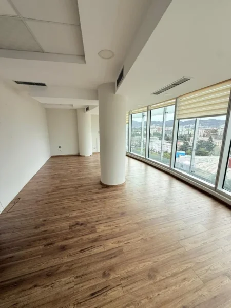 Tirane, jepet me qera zyre Kati 10, 105 m² 3.150 € (Etc)