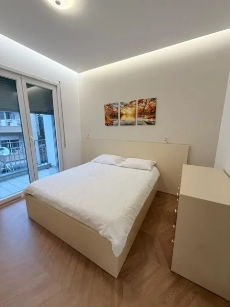 Tirane, jepet me qera apartament 2+1+Ballkon , 90 € (Liqeni i Thate)