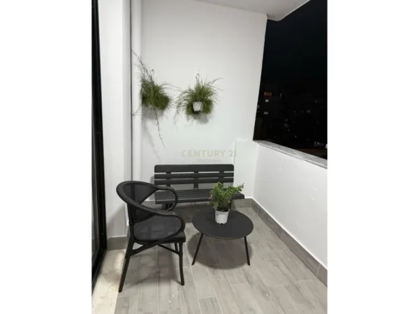 Tirane, jepet me qera apartament 1+1+Ballkon Kati 6, 64 m² 450 € (astir)