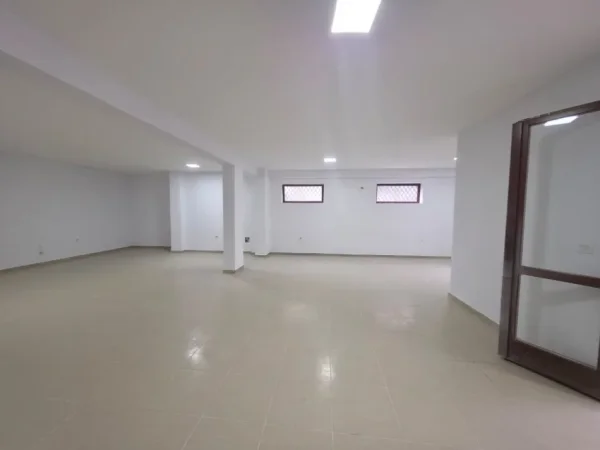 Tirane, jepet me qera ambjent biznesi Kati 0, 90 m² 900 € 