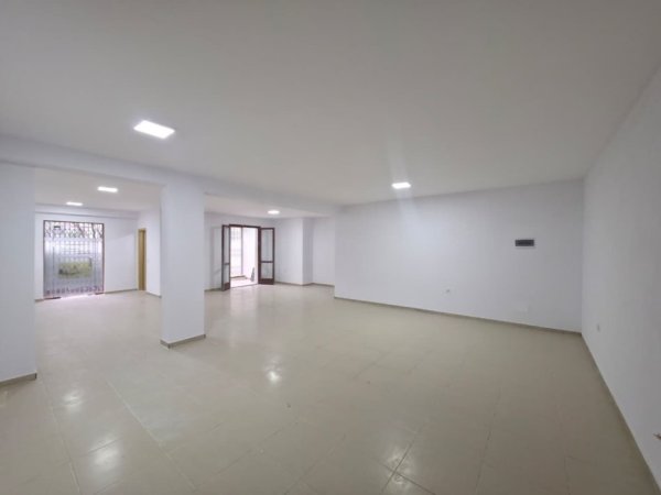 Tirane, jepet me qera ambjent biznesi Kati 0, 90 m² 900 € 