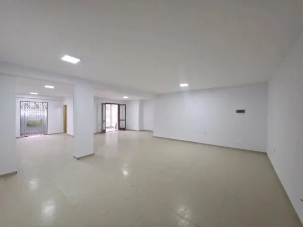Tirane, jepet me qera ambjent biznesi Kati 0, 90 m² 900 € 