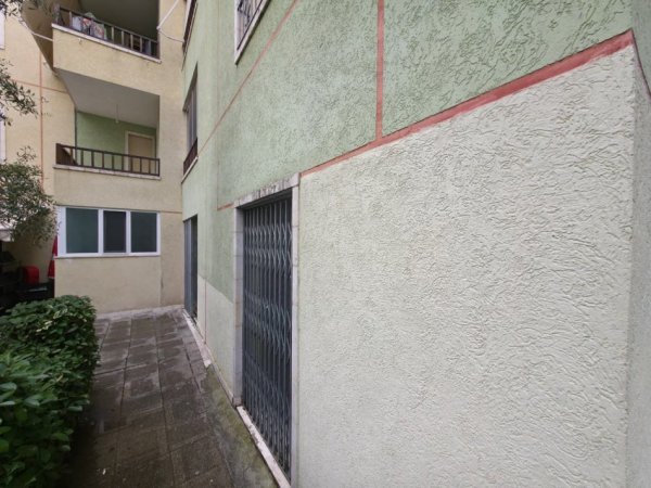 Tirane, jepet me qera ambjent biznesi Kati 0, 90 m² 900 € 