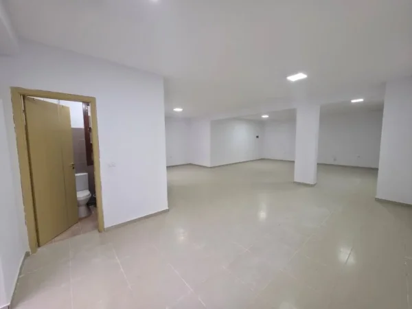 Tirane, jepet me qera ambjent biznesi Kati 0, 90 m² 900 € 