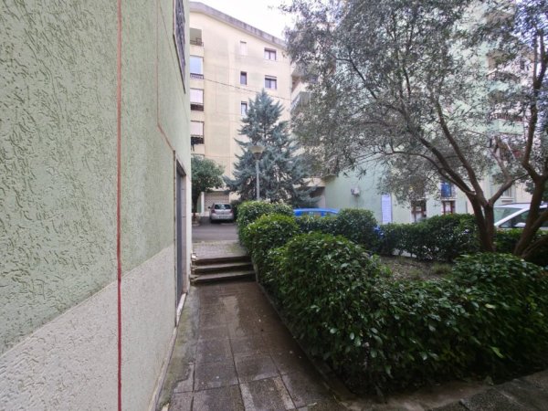Tirane, jepet me qera ambjent biznesi Kati 0, 90 m² 900 € 