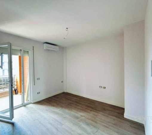 Tirane, shes apartament 2+1+Ballkon , 240.000 m² 240.000 € (Pazar i Ri)