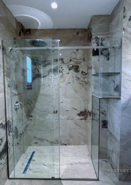 Tirane, shes apartament 2+1+Ballkon , 240.000 m² 240.000 € (Pazar i Ri)