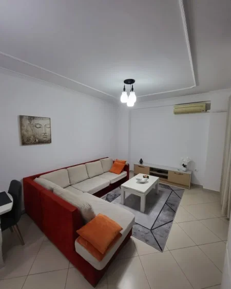 Tirane, jepet me qera apartament 2+1+Ballkon Kati 2, 90 m² 600 € (Mbikalimi i Komunes se Parisit)
